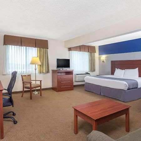 Baymont By Wyndham Dubuque Hotel Exterior photo