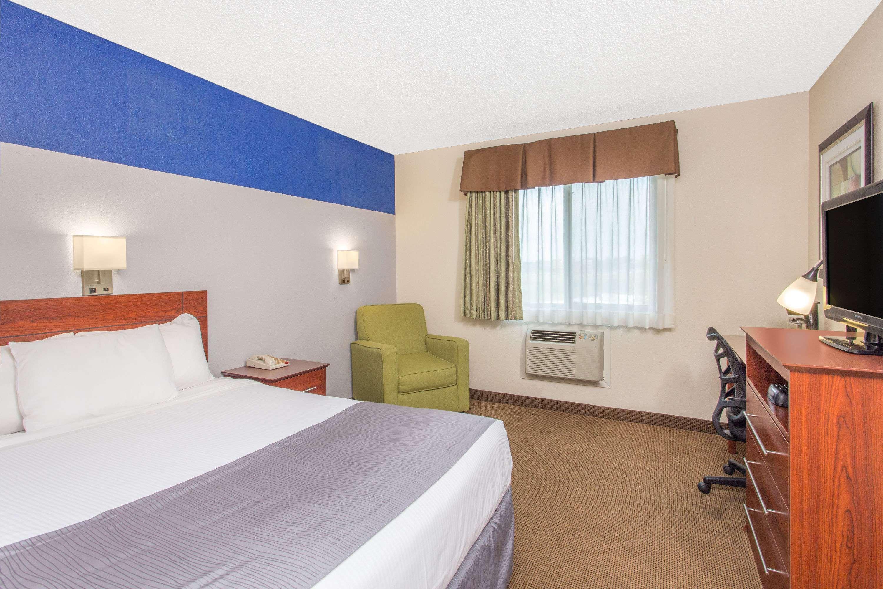 Baymont By Wyndham Dubuque Hotel Exterior photo
