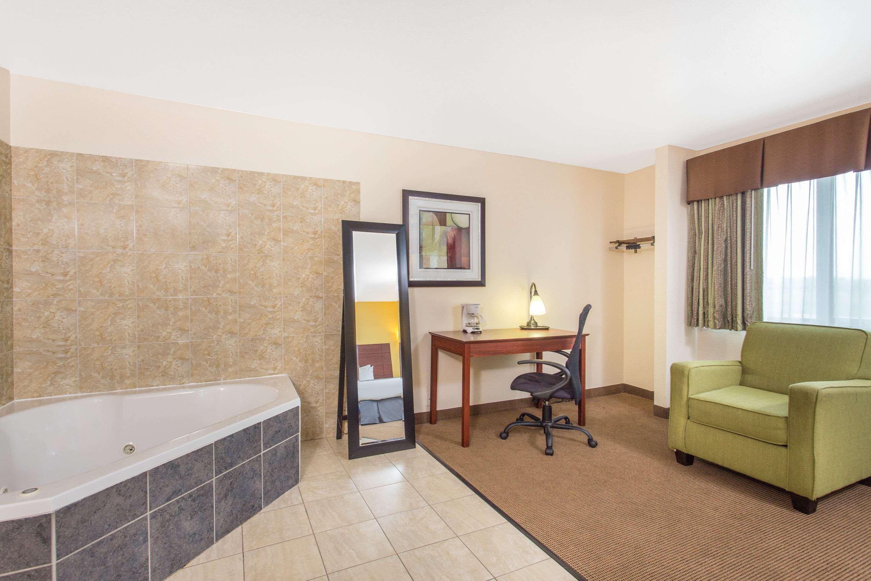 Baymont By Wyndham Dubuque Hotel Exterior photo