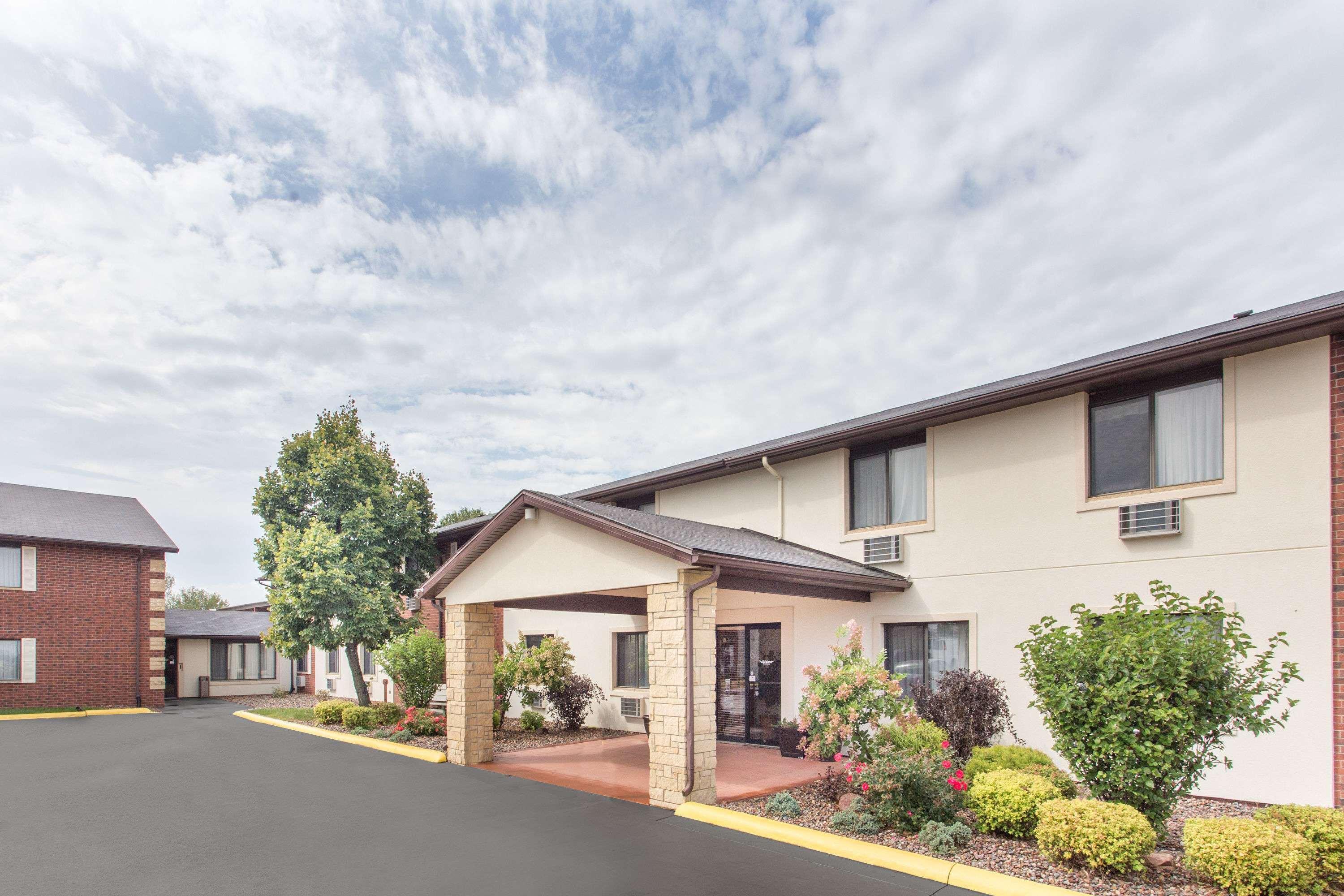Baymont By Wyndham Dubuque Hotel Exterior photo
