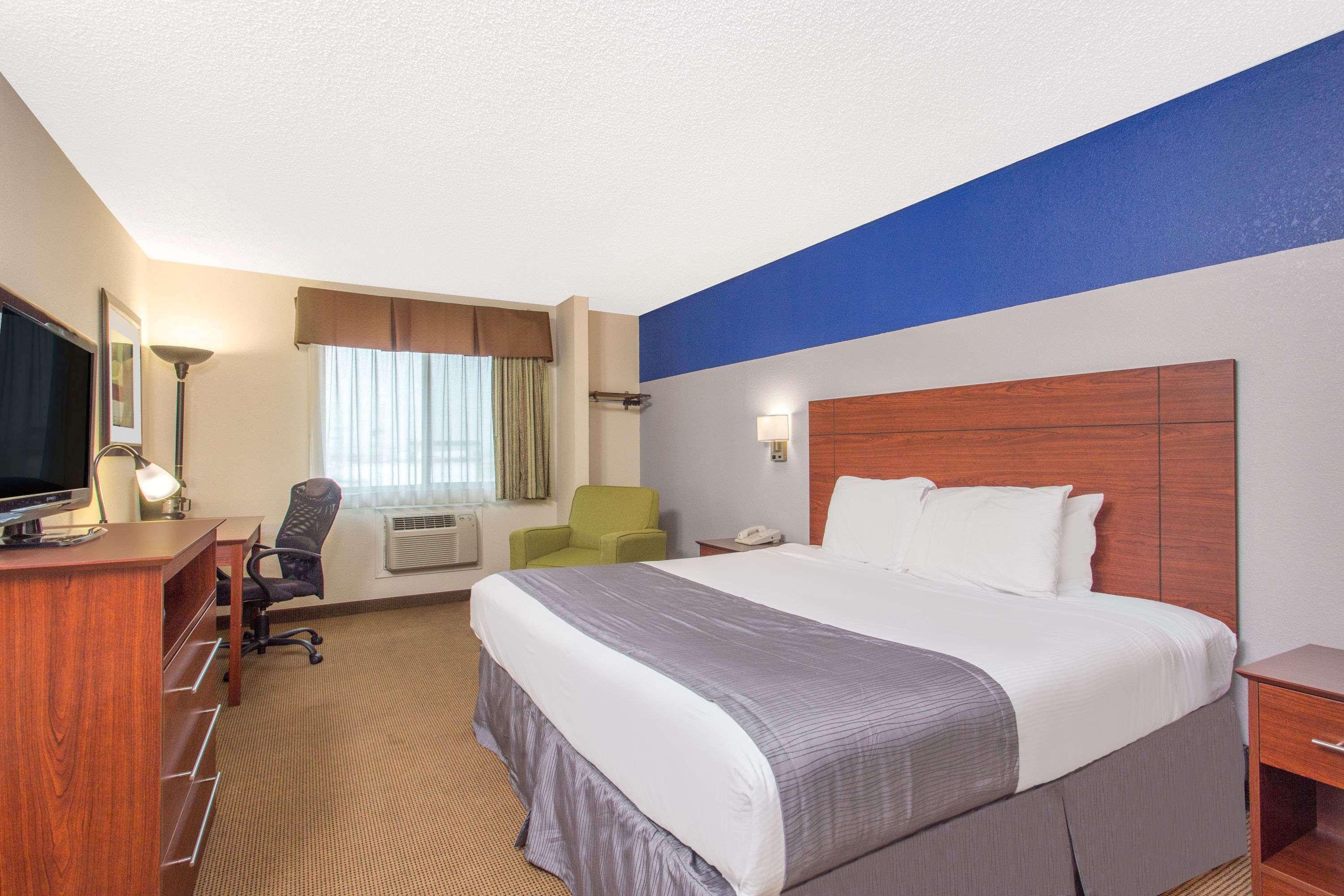Baymont By Wyndham Dubuque Hotel Exterior photo