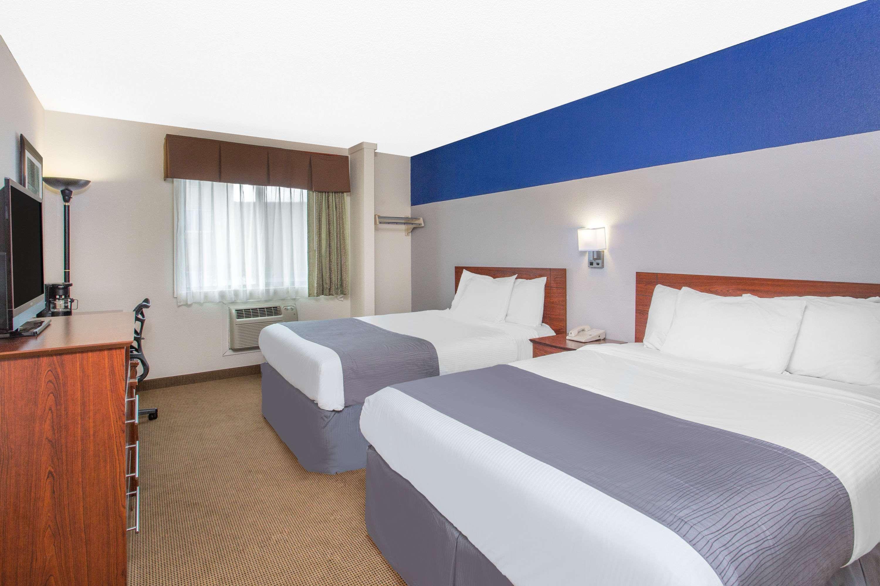 Baymont By Wyndham Dubuque Hotel Exterior photo