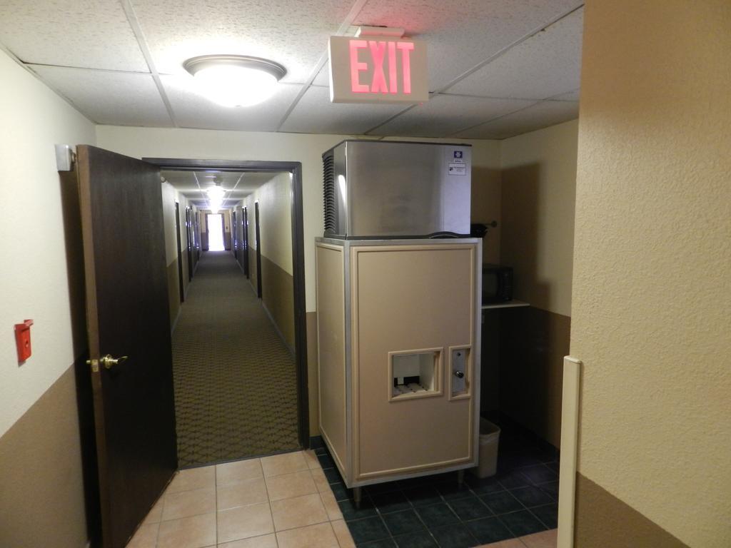 Baymont By Wyndham Dubuque Hotel Exterior photo
