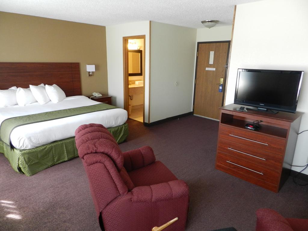 Baymont By Wyndham Dubuque Hotel Exterior photo