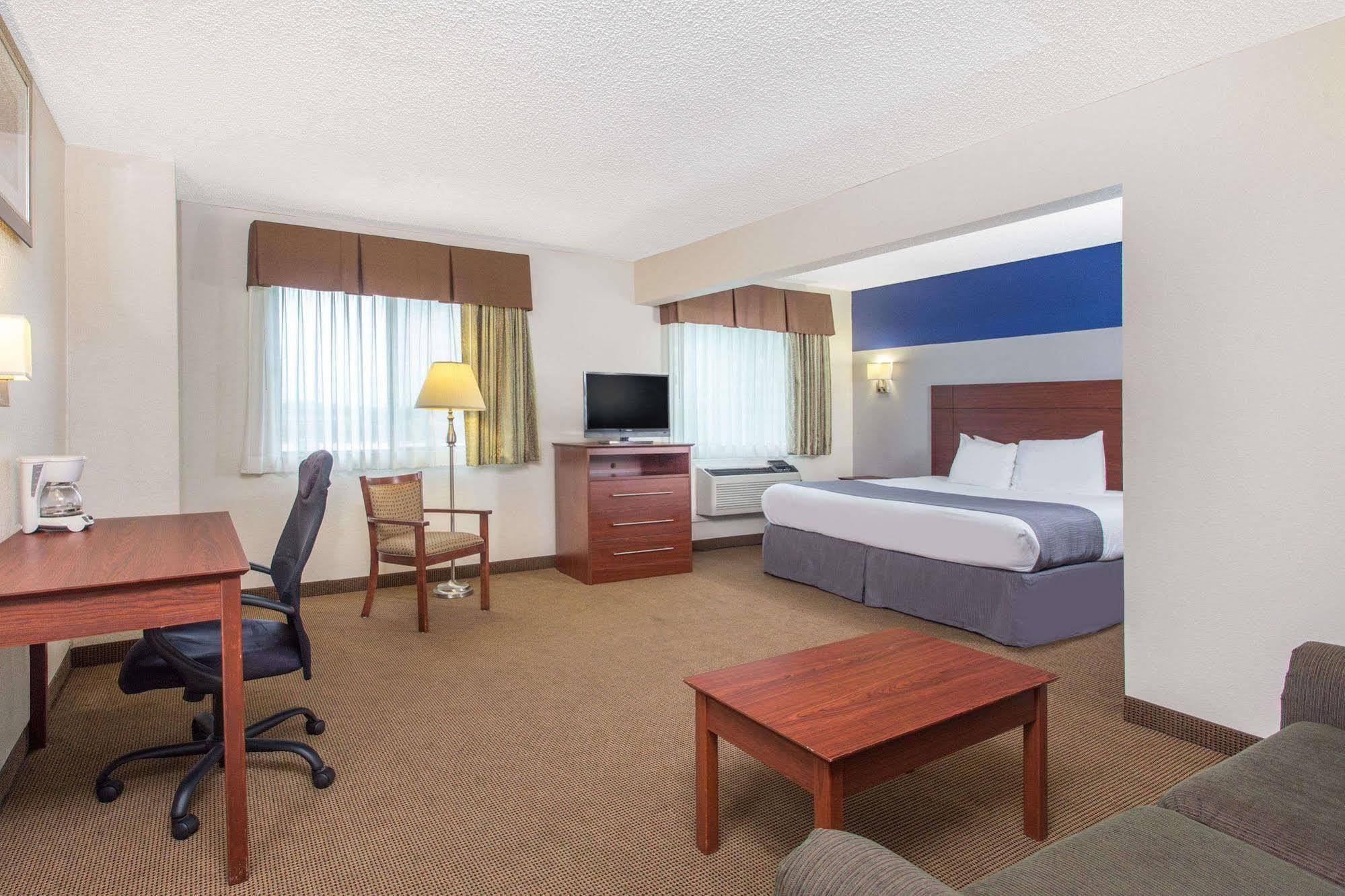 Baymont By Wyndham Dubuque Hotel Exterior photo